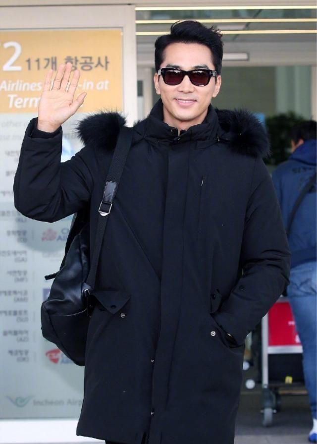 刘亦菲前男友穿一身黑衣出镜,戴墨镜撞脸赵又廷,42岁看起来像24