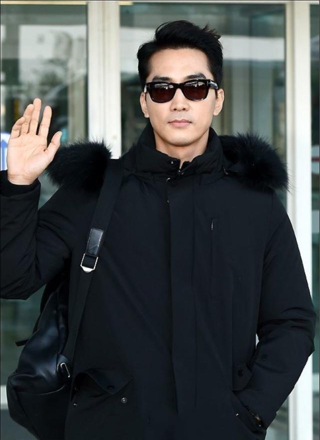 刘亦菲前男友穿一身黑衣出镜,戴墨镜撞脸赵又廷,42岁看起来像24