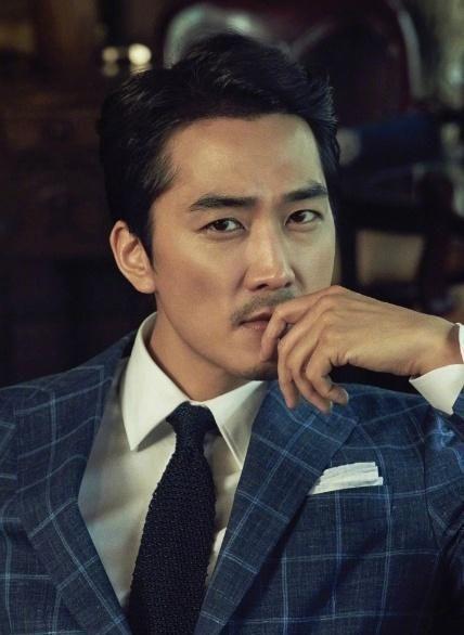 刘亦菲前男友穿一身黑衣出镜,戴墨镜撞脸赵又廷,42岁看起来像24