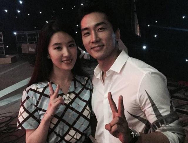 刘亦菲前男友穿一身黑衣出镜,戴墨镜撞脸赵又廷,42岁看起来像24