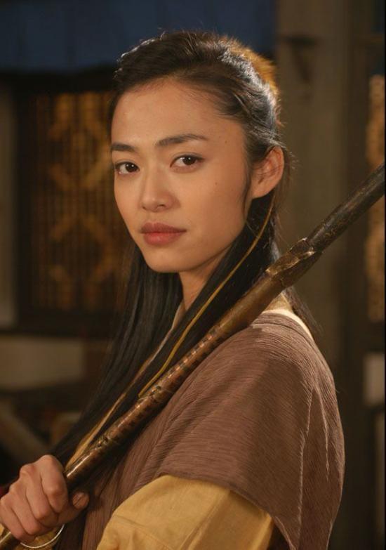 姚晨晒女儿上幼儿园萌照，2岁小茉莉独立吃饭，表情超搞笑！