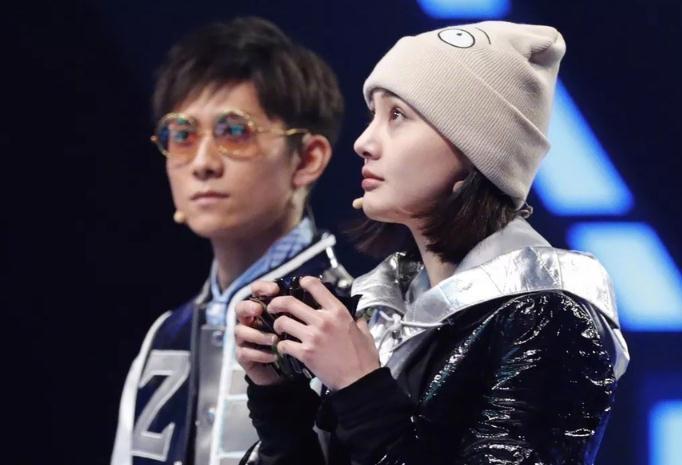 张恒疑似曝光郑爽微博小号,在这个小号中,郑爽的侧颜照清晰可辨