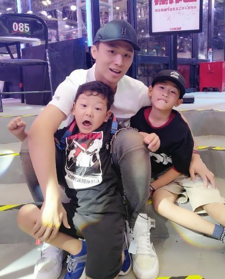 张恒疑似曝光郑爽微博小号,在这个小号中,郑爽的侧颜照清晰可辨