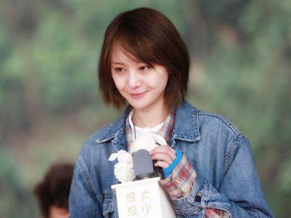 张恒疑似曝光郑爽微博小号,在这个小号中,郑爽的侧颜照清晰可辨