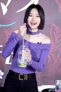 ​秦岚身穿露肩上衣搭配紧身裤，大秀锁骨和天鹅颈，好身材一览无遗