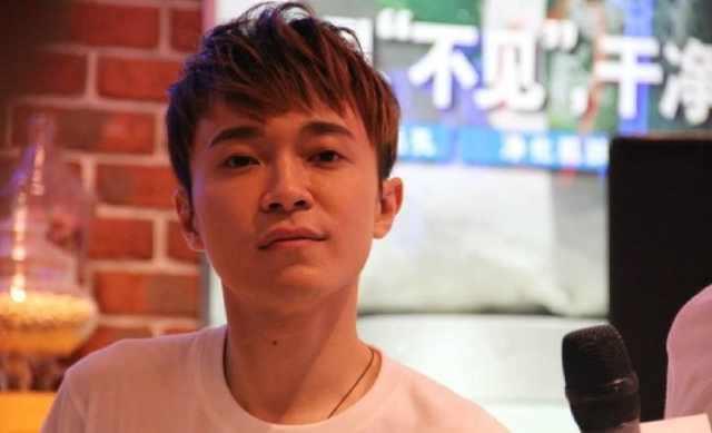 《我是歌手》新一季首播,吴青峰深情演唱《燕窝》,直言好紧张!