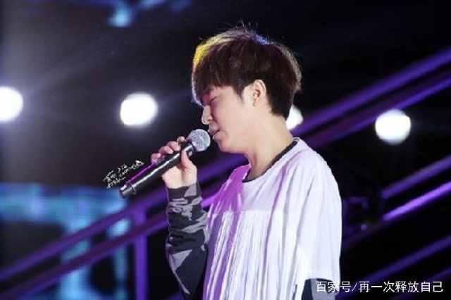 《我是歌手》新一季首播,吴青峰深情演唱《燕窝》,直言好紧张!