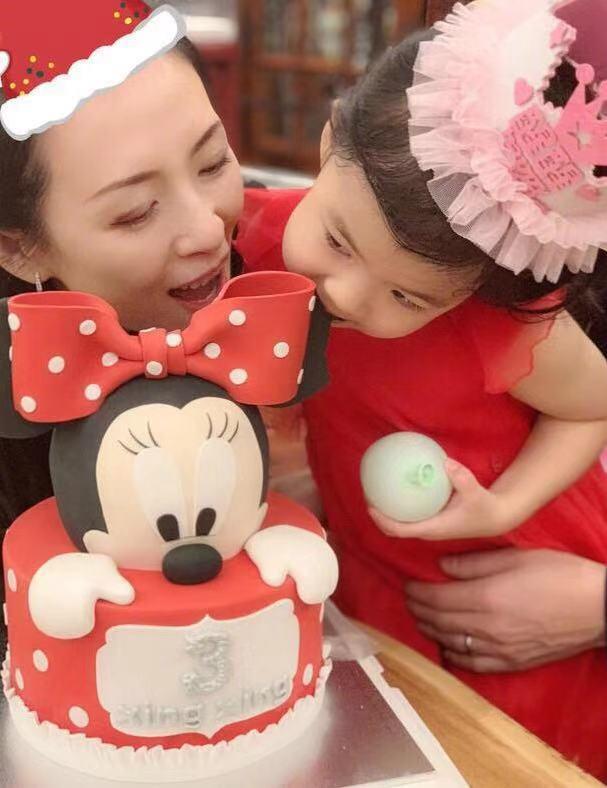 章子怡3岁女儿生日，全家都到场，爸爸汪峰发感慨，500字句句深情