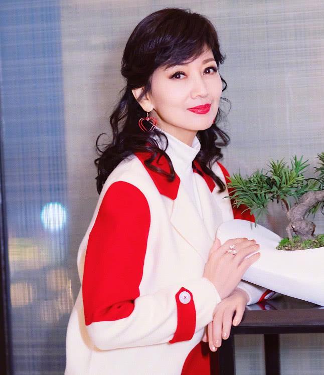 64岁赵雅芝近照曝光，端庄典雅螓首蛾眉，网友：美出了新高度