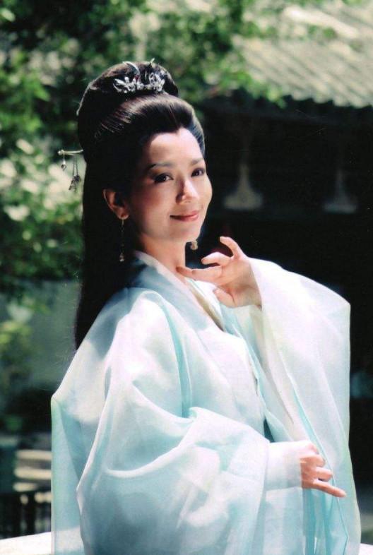 64岁赵雅芝近照曝光，端庄典雅螓首蛾眉，网友：美出了新高度