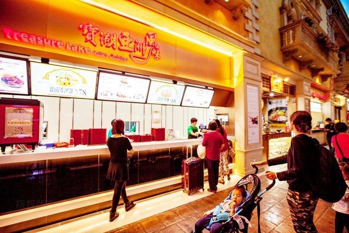 澳门最大赌场内，除了赌博费钱，拿钱还能买到什么？咱们去看看吧