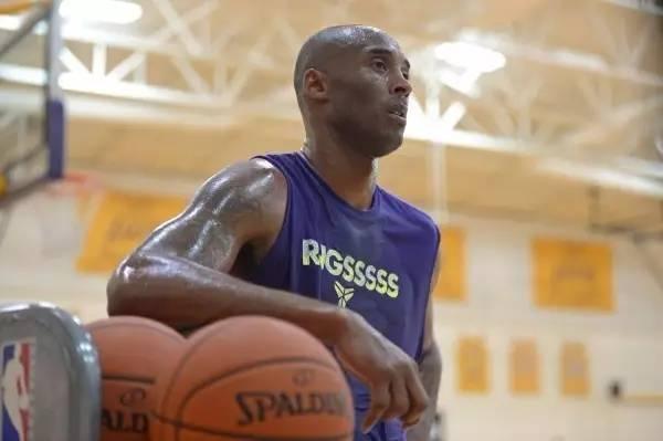 跟腱断裂后，科比这一幕不得不让人佩服！这就是科比！