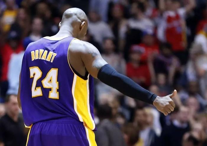 跟腱断裂后，科比这一幕不得不让人佩服！这就是科比！