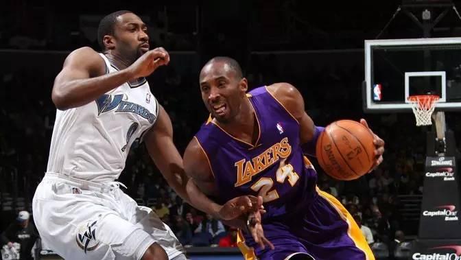 跟腱断裂后，科比这一幕不得不让人佩服！这就是科比！