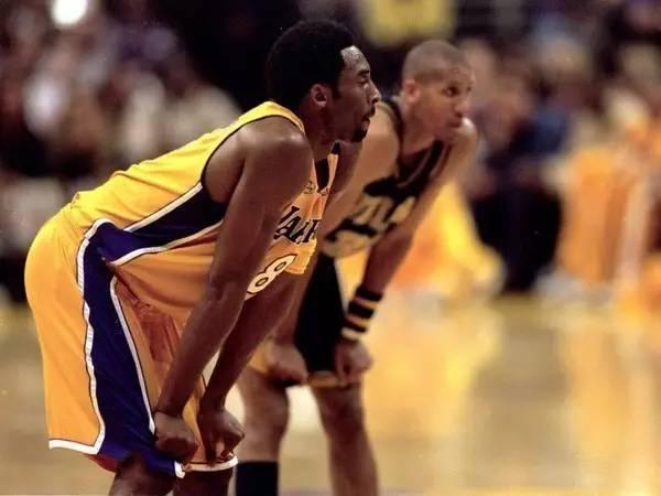 跟腱断裂后，科比这一幕不得不让人佩服！这就是科比！