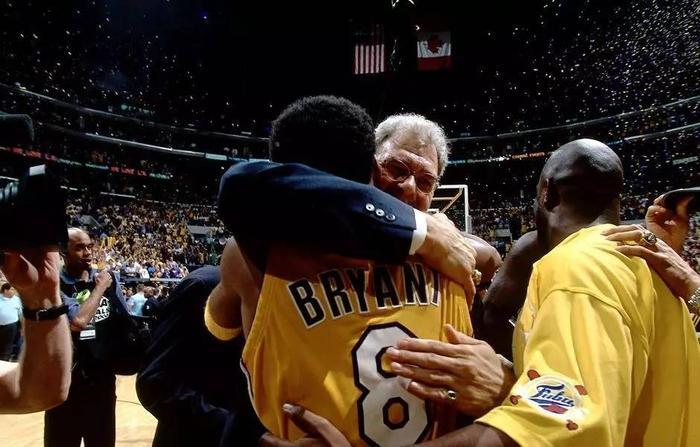 跟腱断裂后，科比这一幕不得不让人佩服！这就是科比！