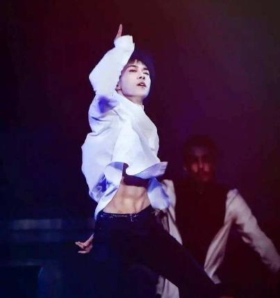 易烊千玺最性感的五张照片，网友喊话王俊凯露一个！