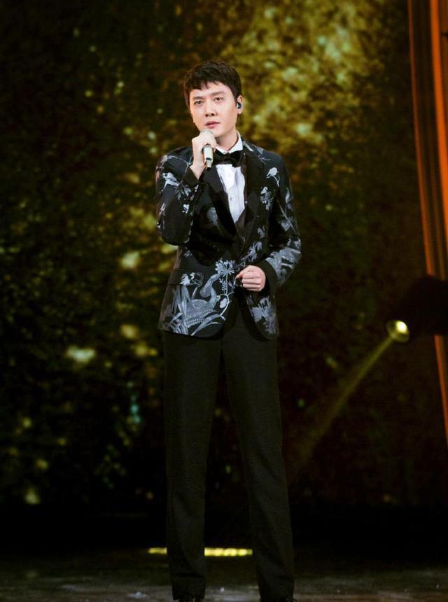 跨年晚会：王源眼睛被虫咬，假唱层出不穷，唐嫣罗晋秀恩爱