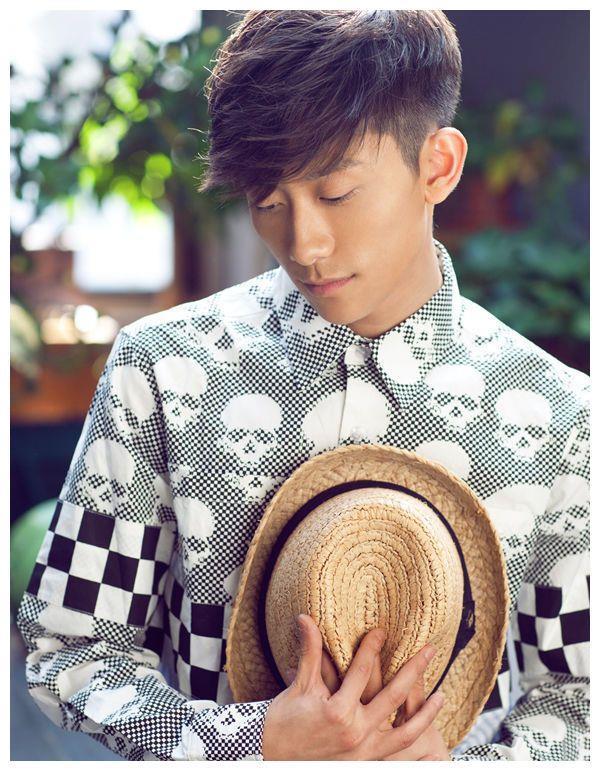 和圈内的她是姑侄的张一山，童年照带有“匪气”，今有部剧在热播