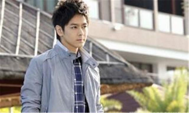 周杰伦林志颖两家聚会，昆凌陈若仪同框合影，两人差异一目了然