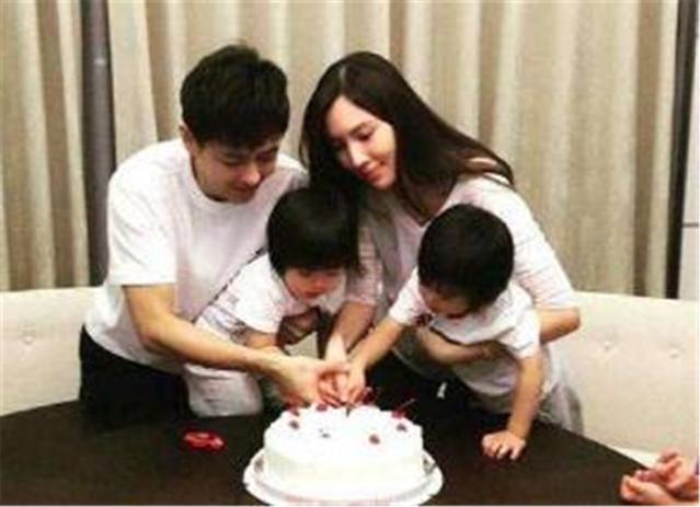 周杰伦林志颖两家聚会，昆凌陈若仪同框合影，两人差异一目了然