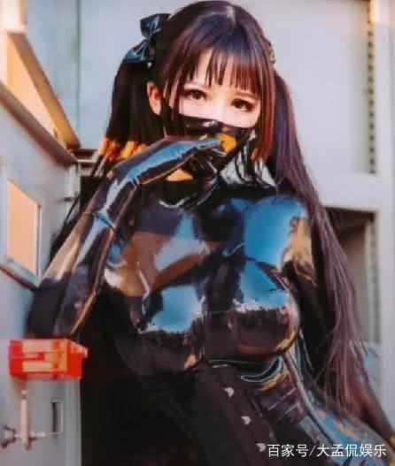 小姐姐改装胶衣，又一次出现在漫展之上，成功解决粉丝所有疑问！