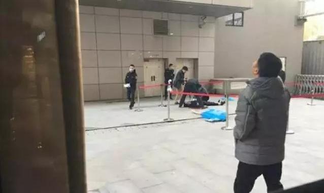 接坠楼女子身亡,英雄保安追悼会上,6岁女儿看了爸爸最后一眼