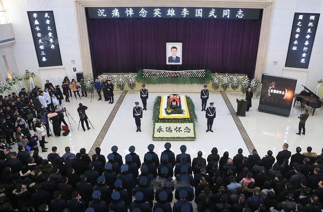 接坠楼女子身亡,英雄保安追悼会上,6岁女儿看了爸爸最后一眼