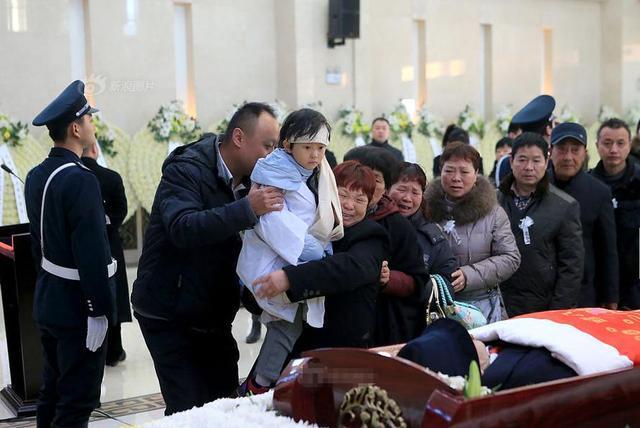 接坠楼女子身亡,英雄保安追悼会上,6岁女儿看了爸爸最后一眼