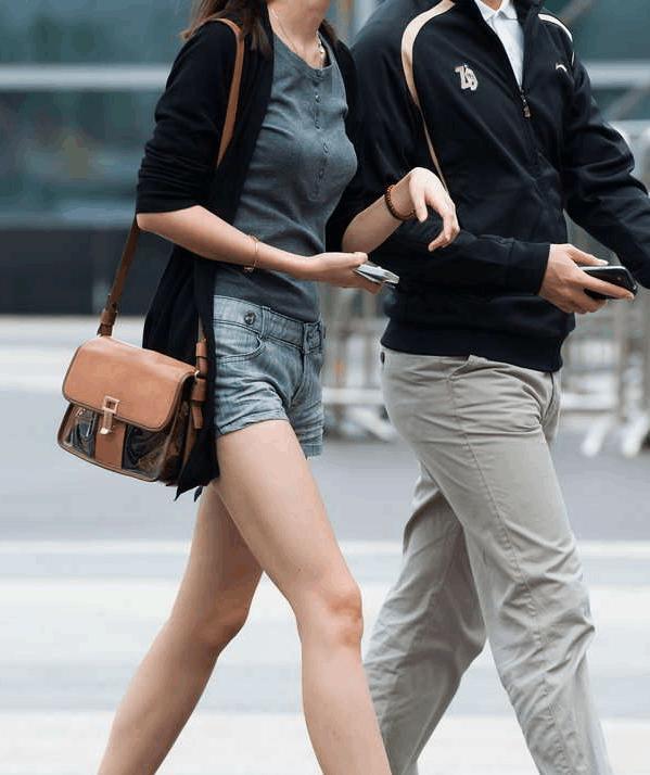 街拍: 风太大, 小姐姐的裙子被吹起来了, 网友: 穿的短就是这样