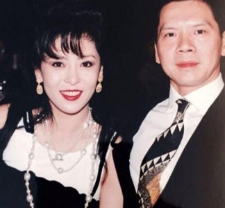 ​李小龙死在她床上，向华强养了她40年，如今与向太情同姐妹
