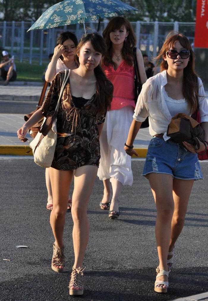 街拍: 白皙美女连衣短裙, 穿黑更显白