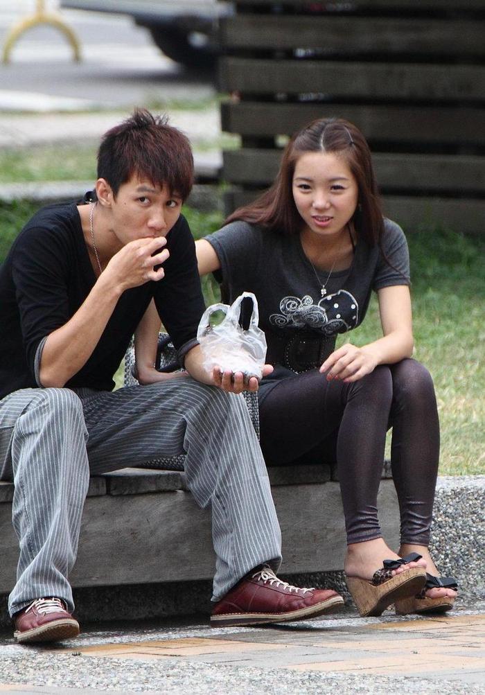 街拍: 白皙美女连衣短裙, 穿黑更显白