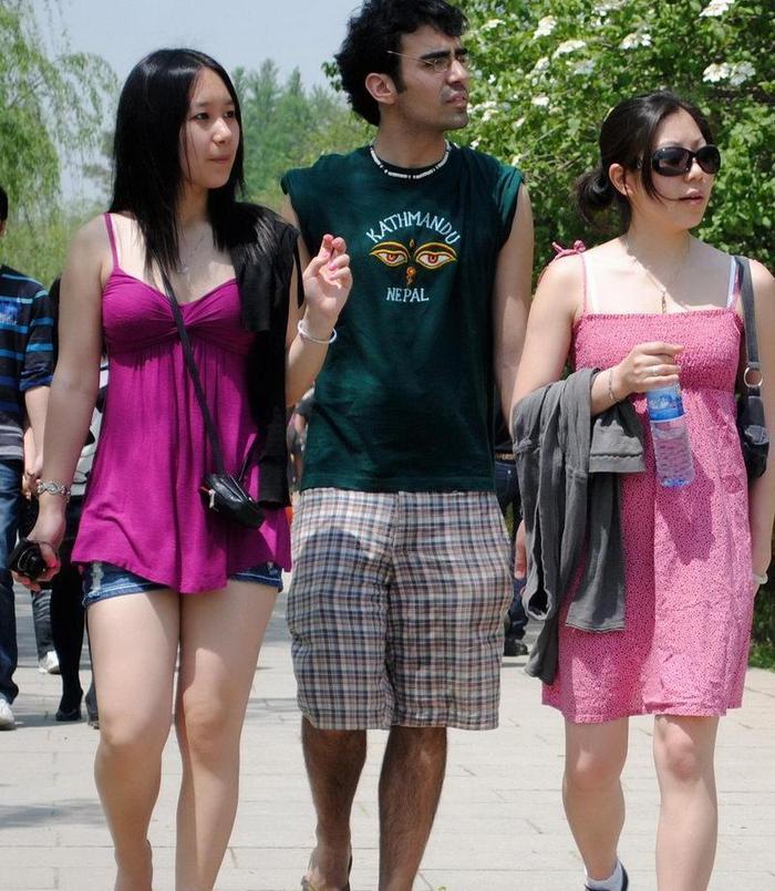 街拍: 白皙美女连衣短裙, 穿黑更显白