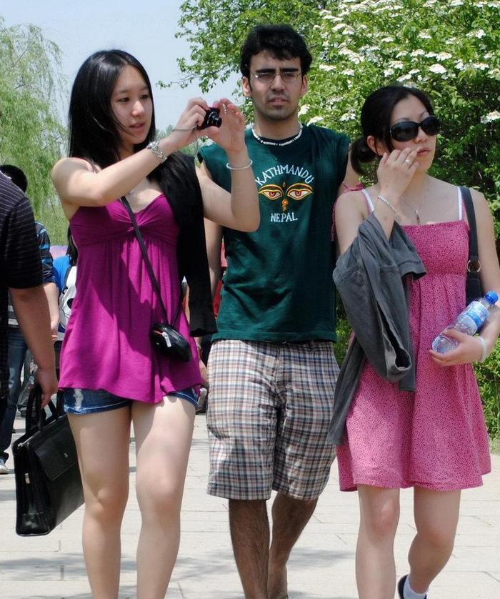 街拍: 白皙美女连衣短裙, 穿黑更显白