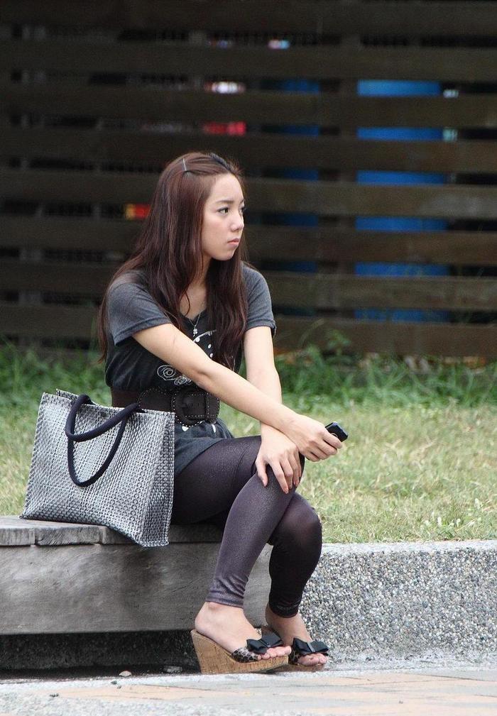 街拍: 白皙美女连衣短裙, 穿黑更显白