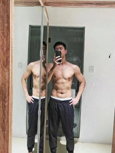 ​李现深夜炫全身肌肉！不穿上衣腹肌凸出，裤腰太低露一截内裤边