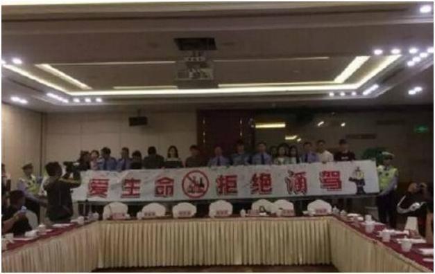 曾与赵薇是同班同学,因醉酒车祸抢救无效,最终英年早逝