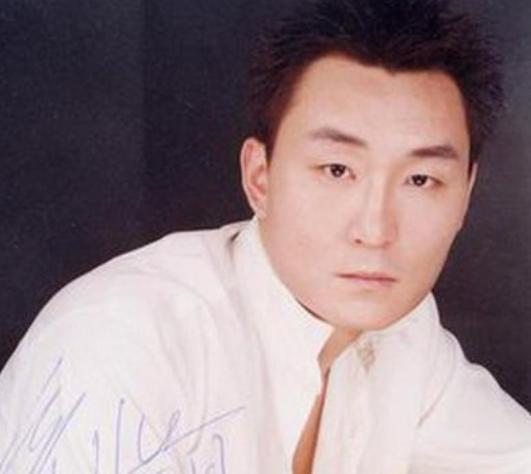 曾与赵薇是同班同学,因醉酒车祸抢救无效,最终英年早逝