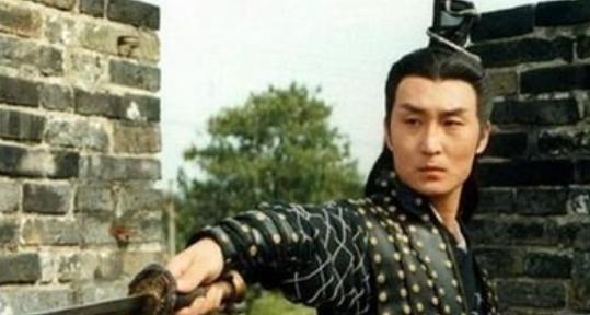 曾与赵薇是同班同学,因醉酒车祸抢救无效,最终英年早逝