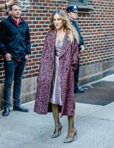 ​莎拉·杰西卡·帕克街拍，紫色风衣外套搭配连衣长裙，优雅大方