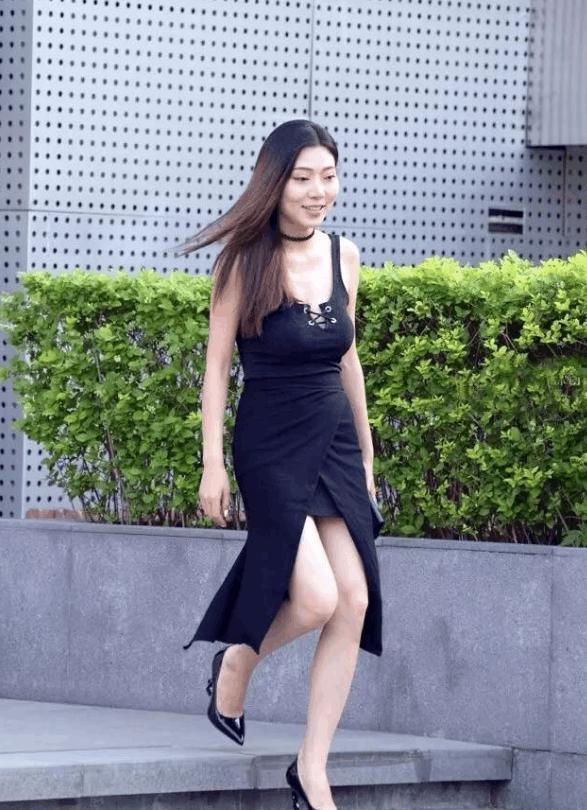 街拍：一双美腿的撩人美女，呼之欲出的上围迷人眼！