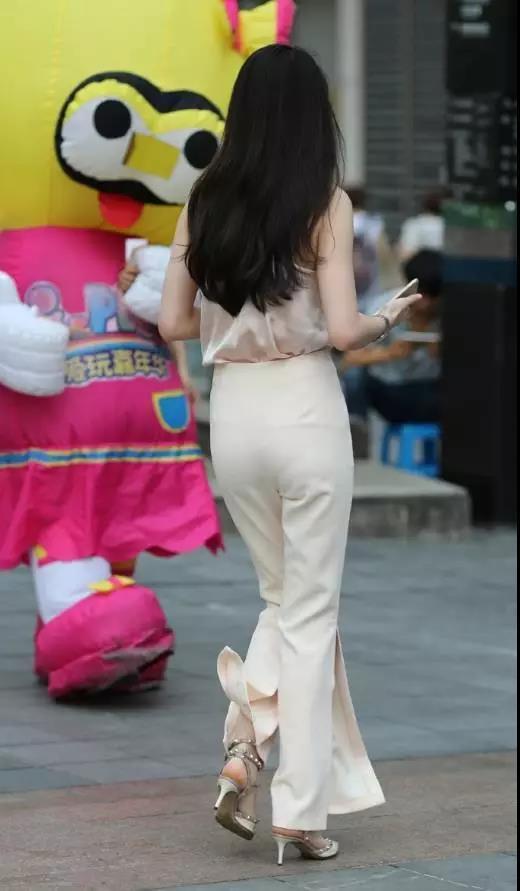 街拍：漂亮优雅的白裤性感翘臀美女