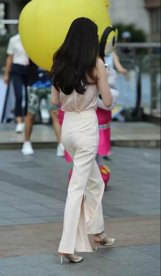 街拍：漂亮优雅的白裤性感翘臀美女