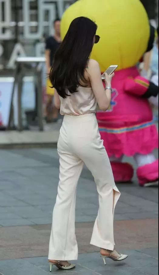 街拍：漂亮优雅的白裤性感翘臀美女