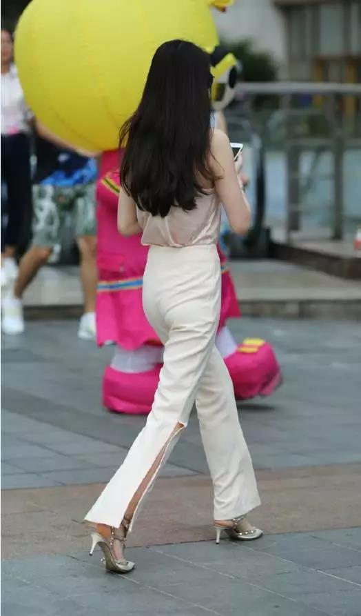 街拍：漂亮优雅的白裤性感翘臀美女