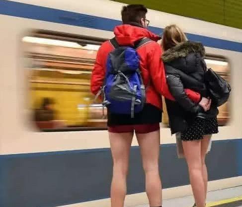 “地铁无裤日”不穿裤子就去坐地铁? 网友: 国外人真会玩!