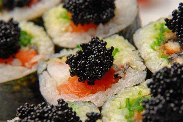 吃鱼子酱配什么酒 鱼子酱配什么吃最好