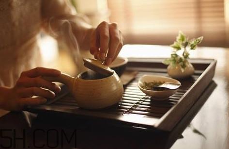 玫瑰花茶能和蜂蜜一起喝吗?玫瑰花茶能放冰糖吗 玫瑰花茶能和蜂蜜一起喝吗?玫瑰花茶能放冰糖吗