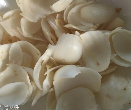 新鲜百合可以炖鸡吗?新鲜百合炖鸡好吃吗? 新鲜百合可以炖鸡吗?新鲜百合炖鸡好吃吗?